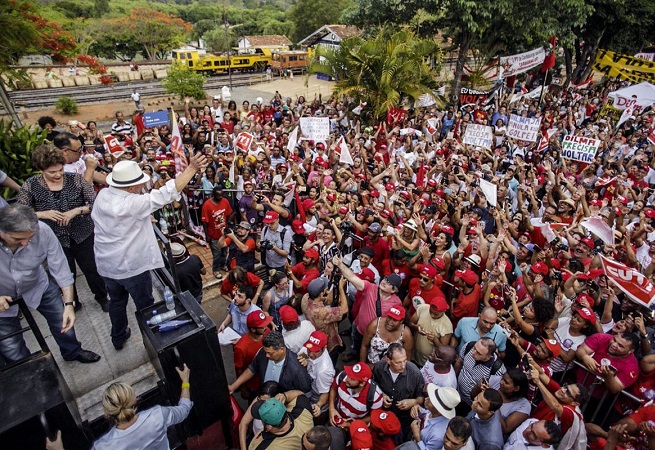 Prefeitos da base de Temer prestigiam caravana de Lula por Minas Gerais