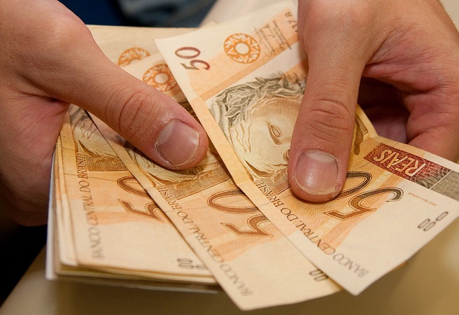Governo reduz em R$ 4 a projeção do salário mínimo para 2018