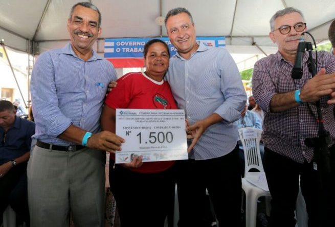 Governador entrega obras de infraestrutura e 1,5 mil cisternas em Barra do Choça