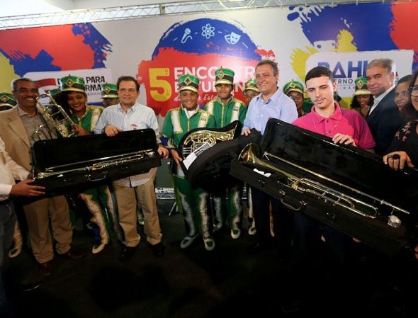 Rui Costa entrega instrumentos musicais no 5º Encontro Estudantil da Rede Estadual