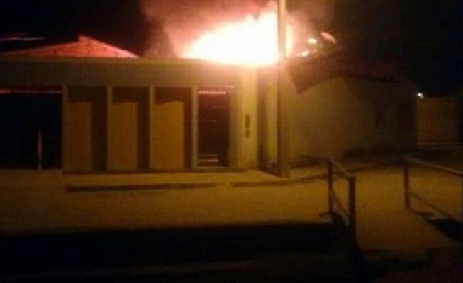 Casa de cigano envolvido em morte de policial é incendiada em Jeremoabo