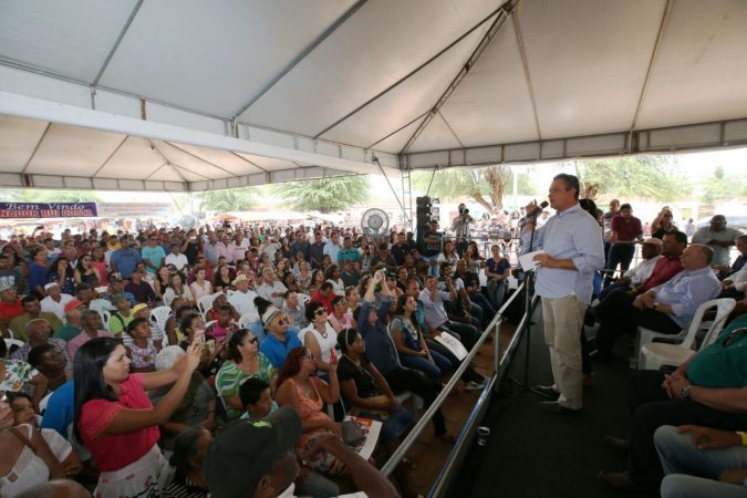 Governador anuncia construção de escola em distrito de Campo Formoso