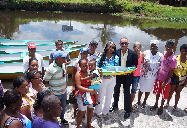 Governo do Estado entrega canoas motorizadas para pescadores do Recôncavo