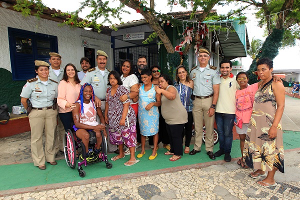 Voluntárias Sociais e PM levam alimentos a instituições carentes em Salvador
