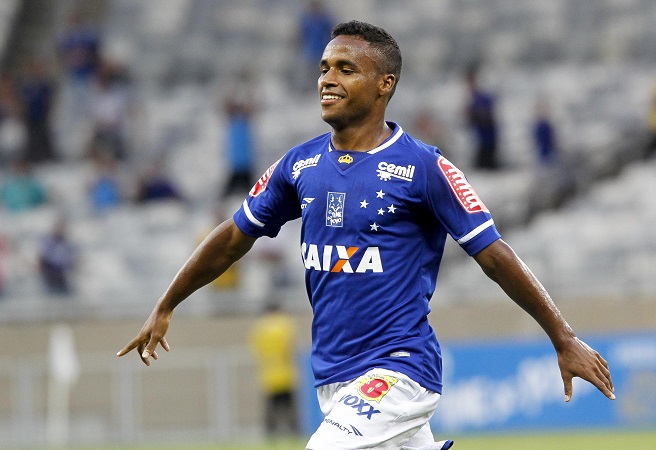 Cruzeiro confirma transferência do atacante Elber para o Bahia