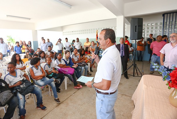 Elinaldo comemora entrega da Escola Anísio Teixeira e liberação de R$ 2 milhões do PDDE para Camaçari