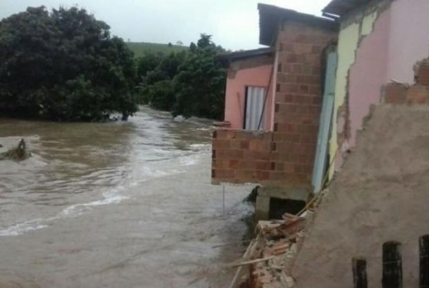 Chuva provoca desabamentos em Guaratinga