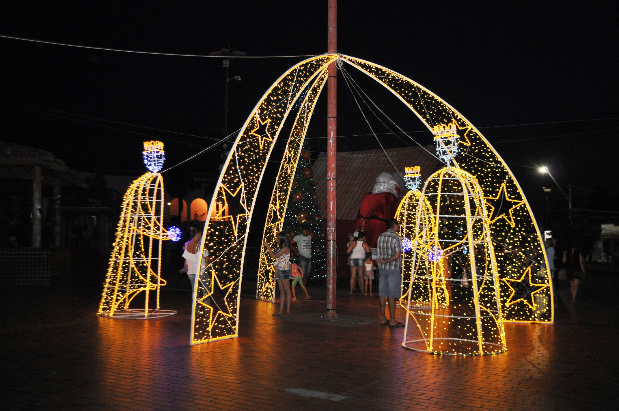 Decoração “Natal das Luzes” é entregue a população de Lauro de Freitas