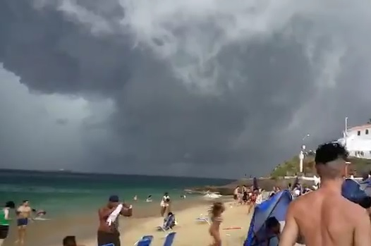 Nuvens de tempestade assustam banhistas no Porto da Barra; assista
