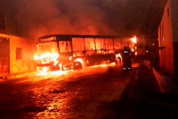 Ônibus é incendiado por bandidos em Feira de Santana