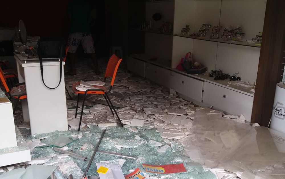 Quadrilha explode bancos e faz reféns em Adustina
