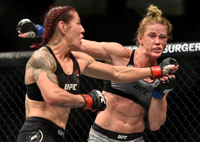 UFC: Cris Cyborg vence Holly Holm e mantém cinturão dos penas