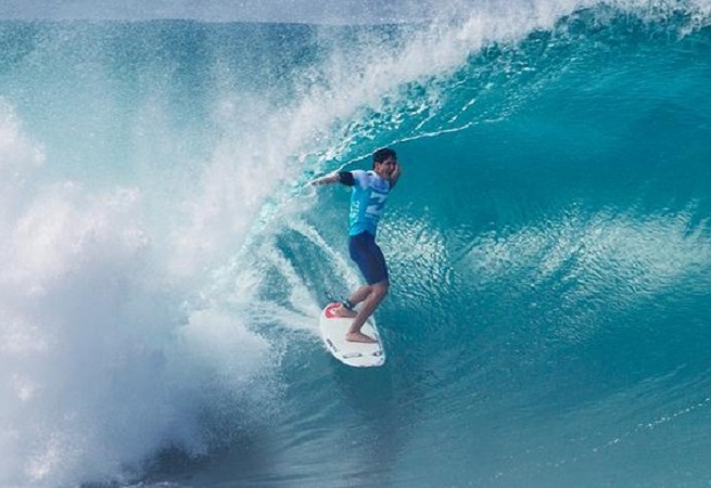 Medina avança em Pipe e pode decidir título mundial de surfe nesta segunda