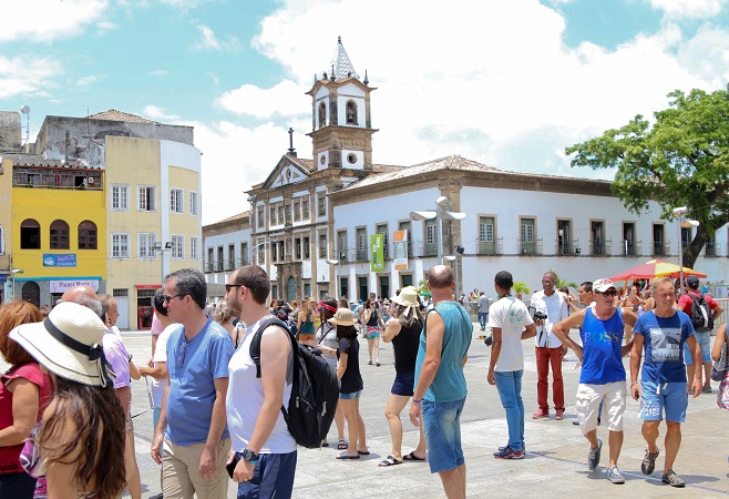 “Invasão de turistas” anima comerciantes do Centro Histórico de Salvador