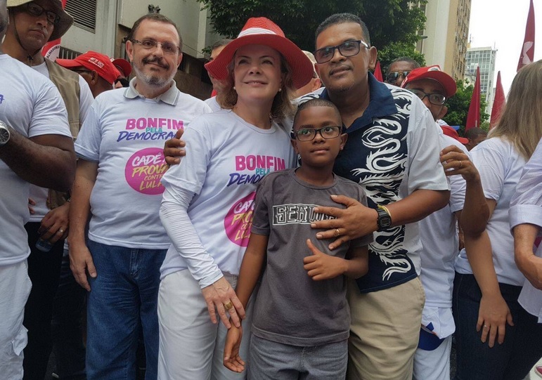 Gleisi Hoffmann comanda bloco do PT no Bonfim: “Cadê a prova contra Lula?”