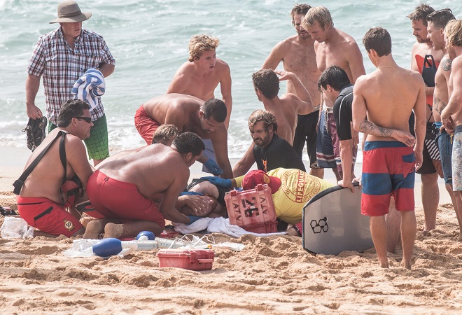 Brasileiro Guilherme Tâmega resgata surfista da elite que desmaiou em Pipeline
