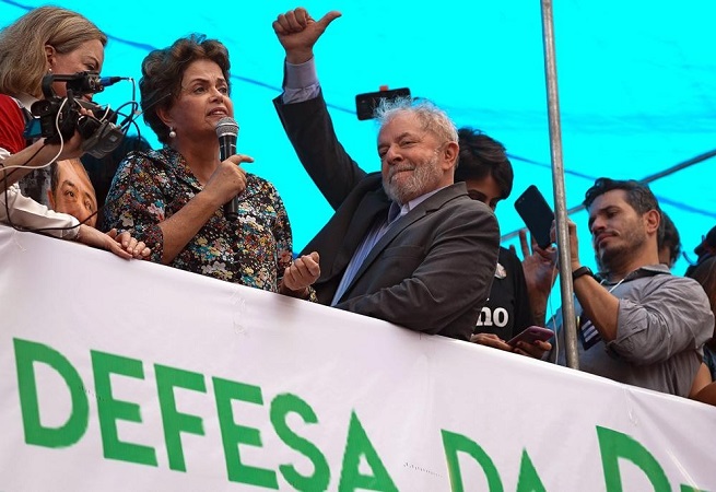 Brasileiros se dividem entre #EleiçãoSemLulaÉFraude e #CondenaTRF4