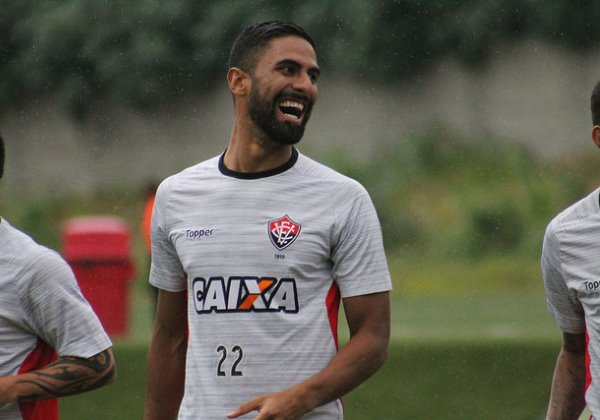 Vitória anuncia contratação do atacante colombiano Santiago Tréllez
