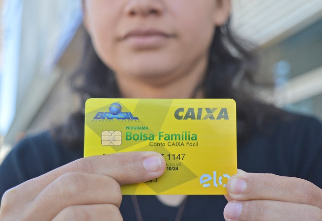 Governo federal cancela Bolsa Família para 55,6 mil famílias baianas