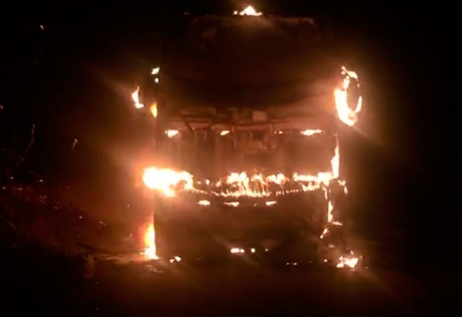 BA-131: Ônibus pega fogo com 50 passageiros entre Pindobaçu e Saúde