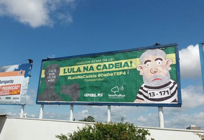 Outdoors do MBL e #VemPraRua em Porto Alegre pedem “Lula na cadeia”