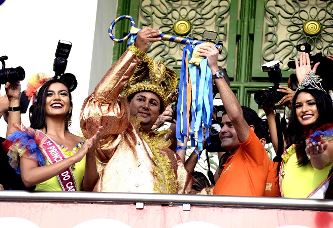 Rei Momo recebe Chave da Cidade e Carnaval de Salvador é aberto oficialmente