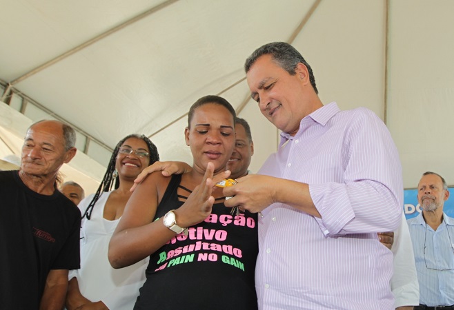 Rui Costa entrega chaves da casa própria a 137 famílias em Salvador