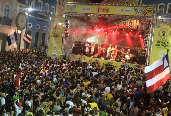 Cantos às divindades afro-brasileiras marcam show no Pelourinho