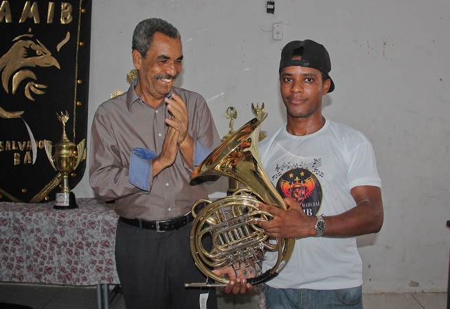 Carlos Martins entrega instrumentos a fanfarra de colégio em Salvador