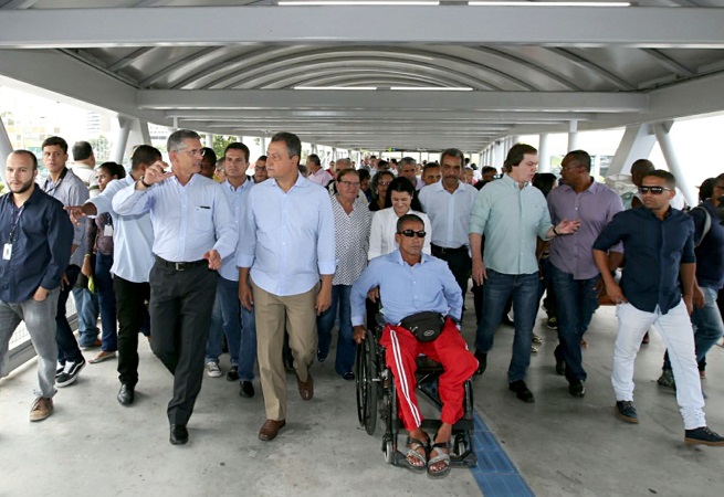Governador inaugura passarelas da Estação Rodoviária do Metrô de Salvador