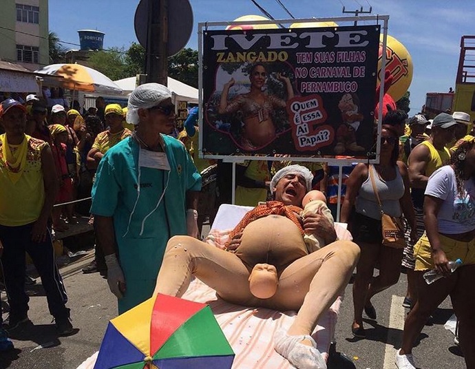 Ivete se diverte com “nascimento das gêmeas” no carnaval de Olinda