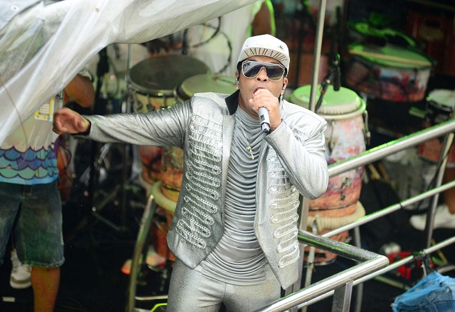 Denny faz show para os ambulantes do Carnaval de Salvador nesta quarta