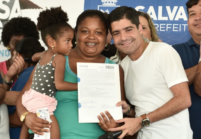 Prefeitura de Salvador regulariza propriedades de 654 famílias de Itapuã pelo Casa Legal