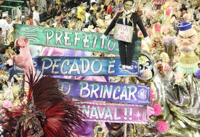 No Rio, Mangueira levanta a Sapucaí ao defender Carnaval e criticar Crivella