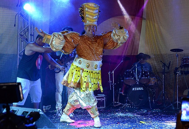 Após confusão, professor é eleito Rei Momo do Carnaval de Salvador