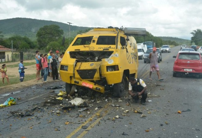 BR-324: Bandidos explodem carro-forte próximo a Jacobina