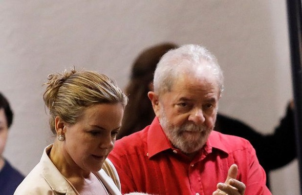 Petistas discutem o que fazer em caso de prisão de Lula, diz jornal