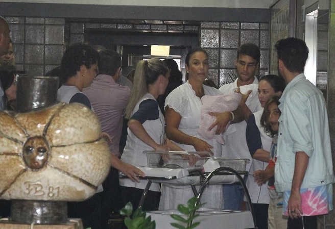Ivete, Marina e Helena deixam o hospital em Salvador