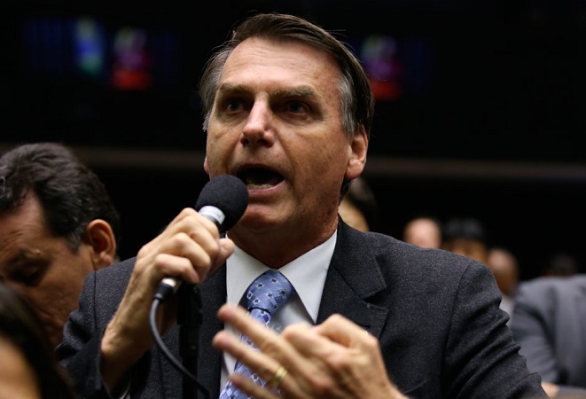 Bolsonaro é autor de projeto que defende prisão para quem obstruir vias públicas