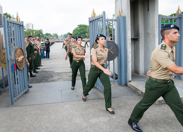 Exército tem primeira turma com mulheres para ensino militar bélico
