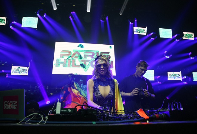 Paris Hilton se apresenta como DJ no Carnaval de Salvador