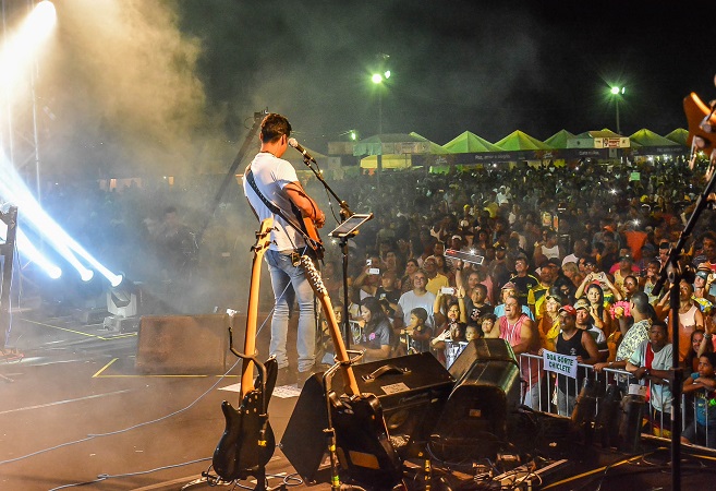 Público vibra ao som do Chiclete na Arena Paz e Amor em Arembepe
