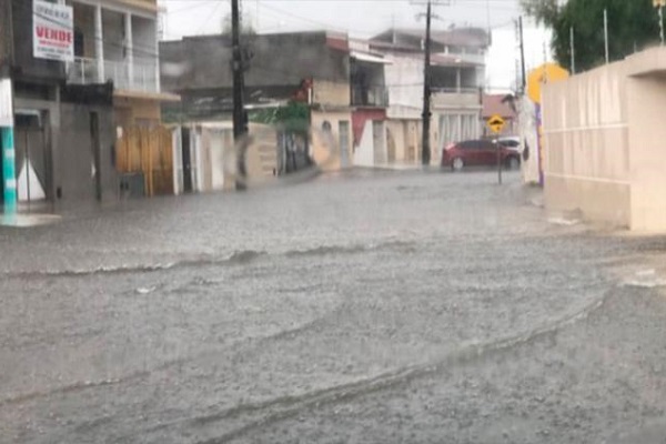 Chuva alaga as ruas em Santo Antônio de Jesus