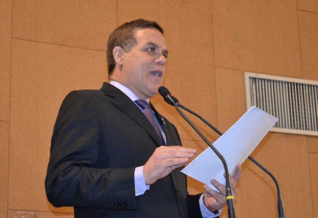 “Estado paga eventos sem contratos prévios e licitações”, denuncia Luciano Ribeiro