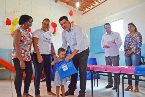 Prefeitura de Alagoinhas distribui 15 mil kits escolares aos alunos da rede municipal