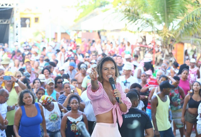 Blocos fazem a alegria dos foliões no primeiro dia da Festa de Arembepe