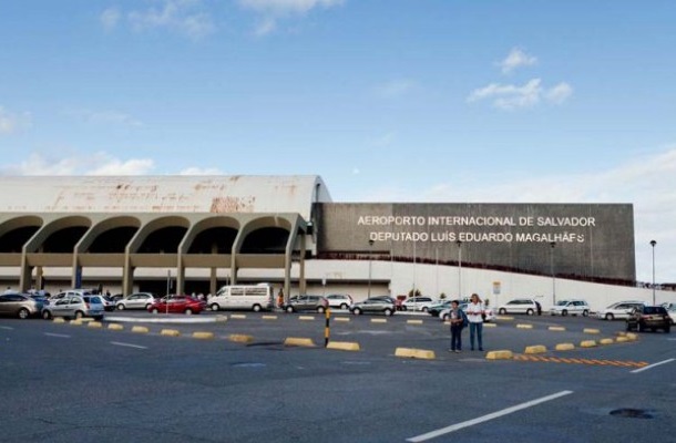 Parte do teto do aeroporto de Salvador cai e fere dois funcionários