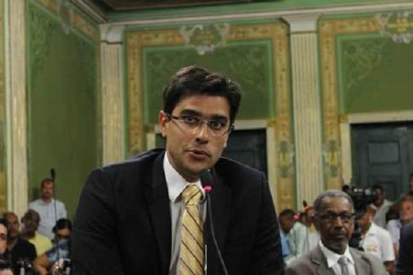 Alexandre aciona Justiça Federal para suspender disciplina sobre o “golpe” na UFBA