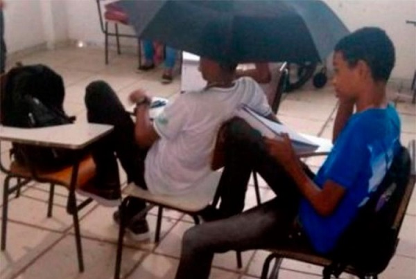 Eunápolis: Estudante usa guarda-chuva na aula após vazamento no telhado da escola