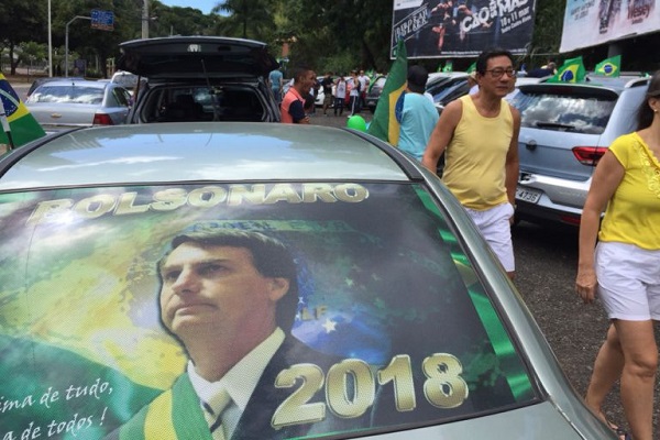 Carreata pró-Bolsonaro percorre a orla de Salvador